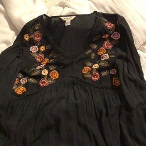 Black floral v-next top with 3/4 sleeves